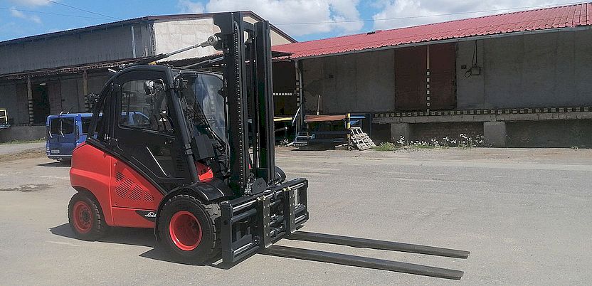 LINDE H50-02 terénní pozicionér s bočním posuvem